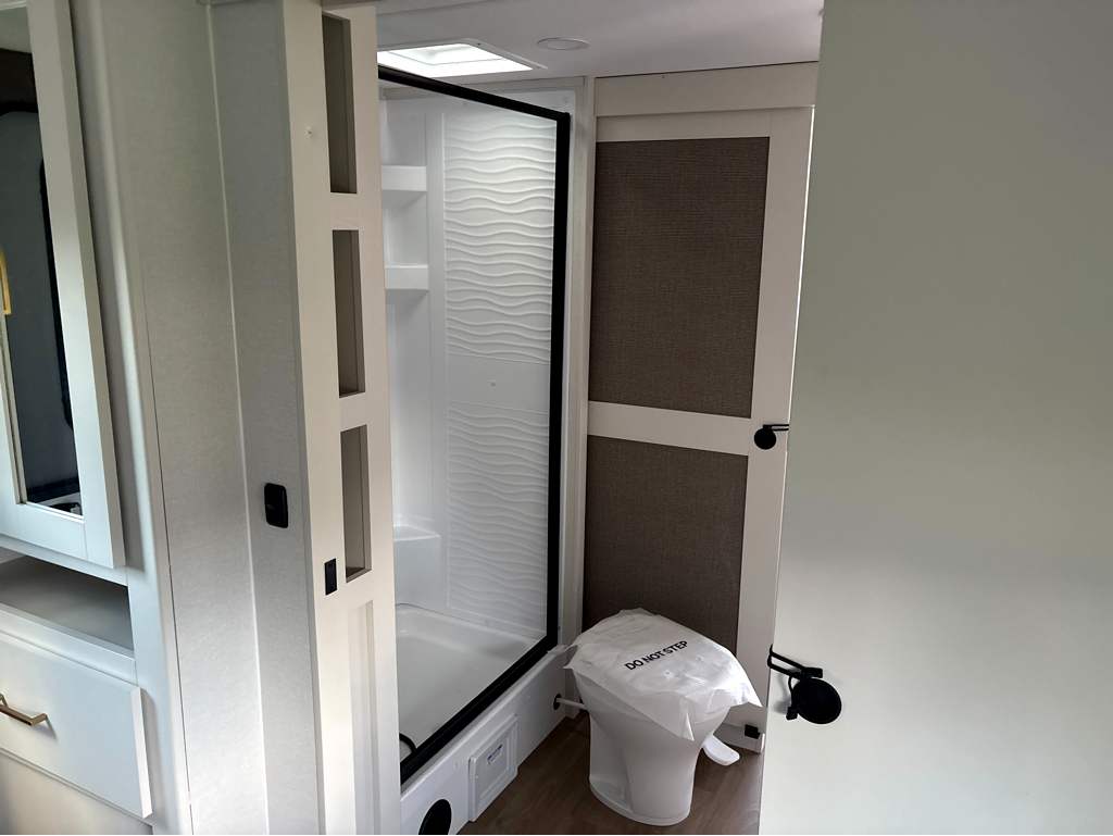 2027 GRAND DESIGN TRANSCEND 245RLT - Image 20