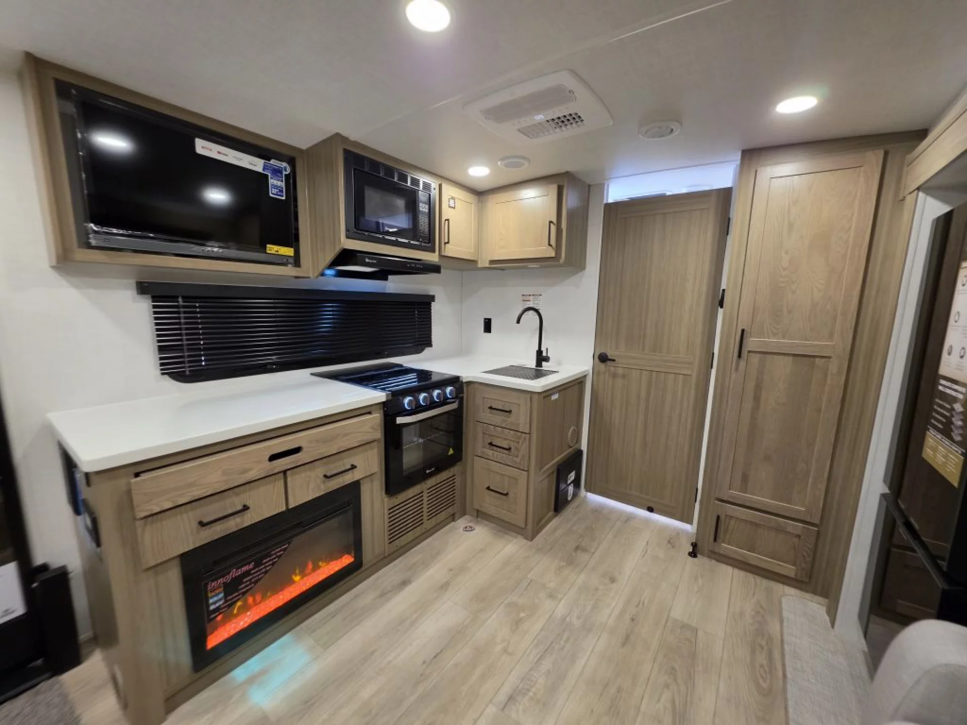 2027 FOREST RIVER ROCKWOOD MINI LITE 2213S - Image 7