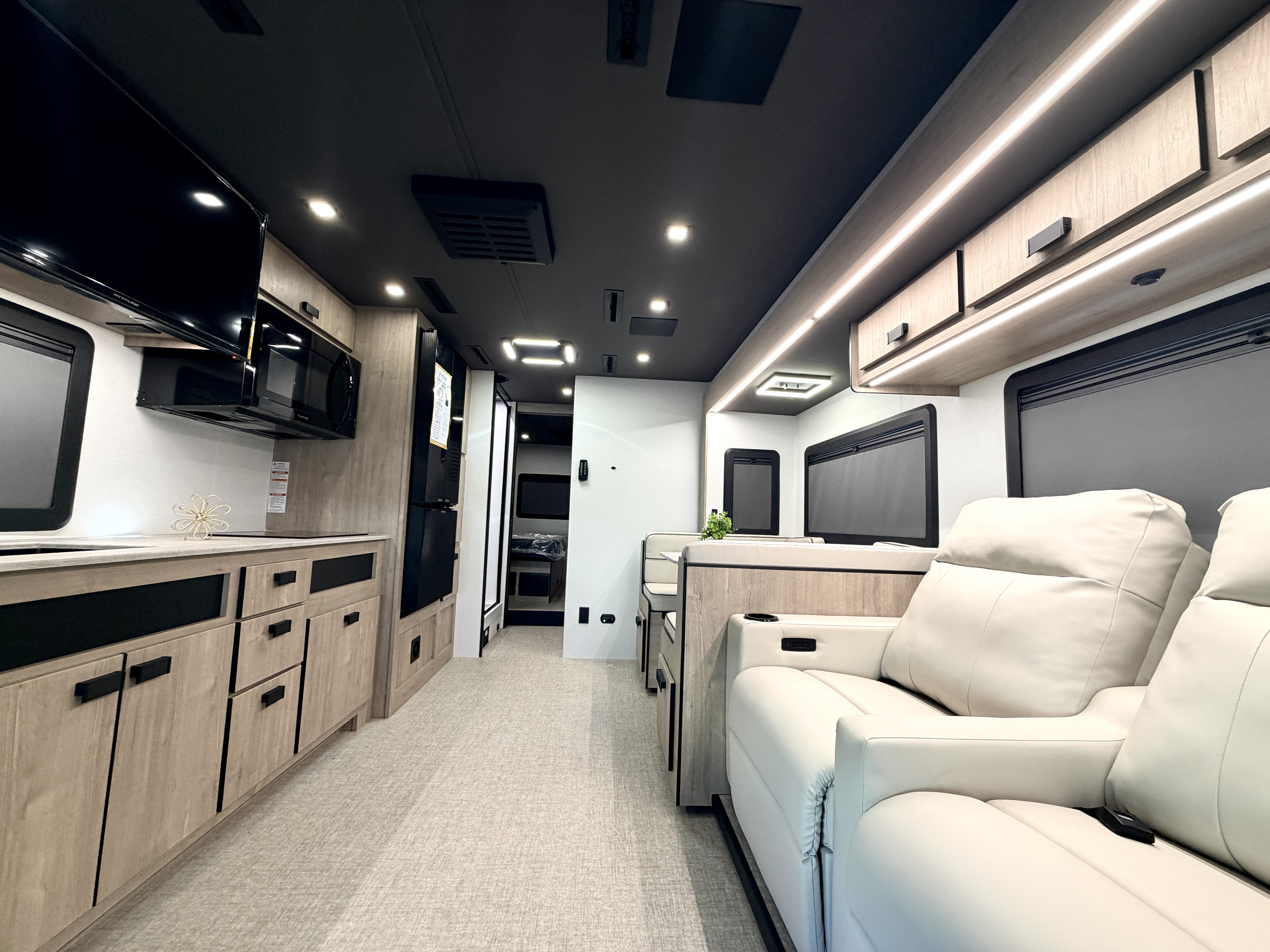 2027 Grand Design LINEAGE SERIES E 30DC - Image 9