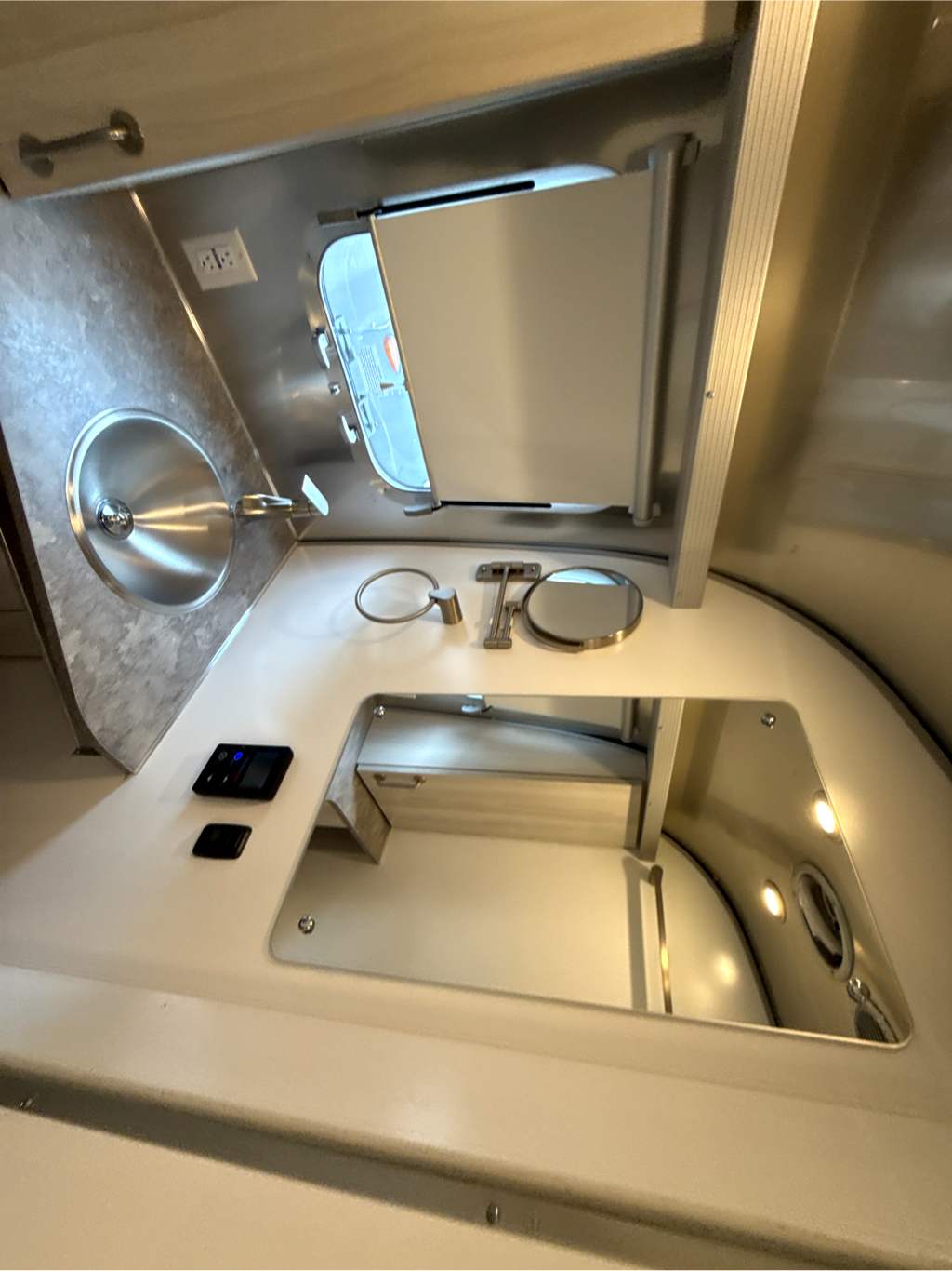 2027 Airstream International 25FB - Image 29