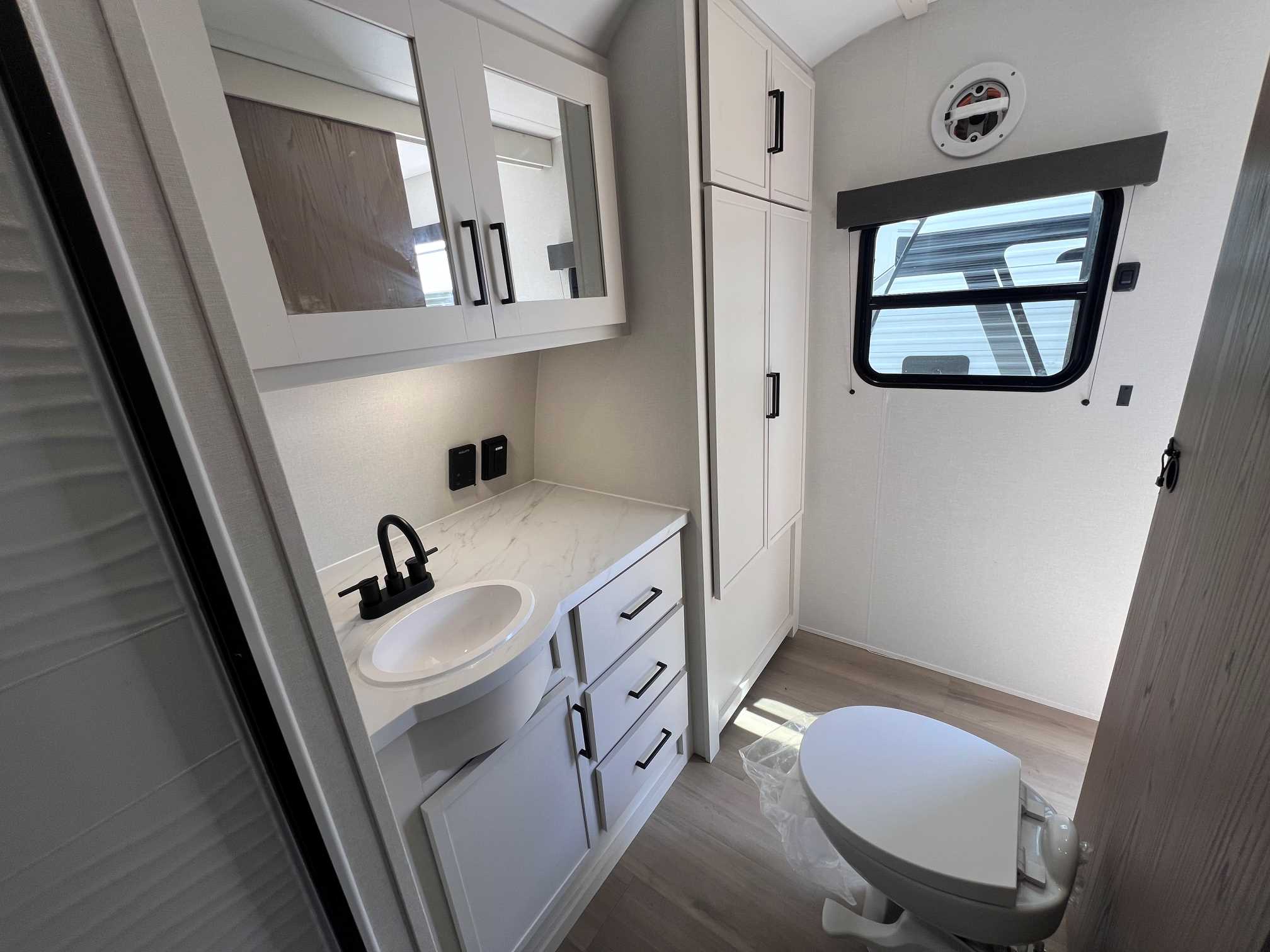 2027 Grand Design Momentum MAV 17MAV - Image 18