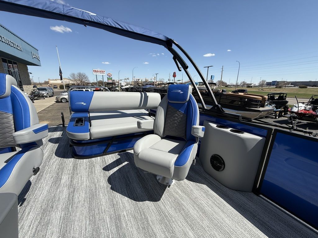 2025 Bennington 22 SSB Swingback Tri-Toon Pontoon - Image 28