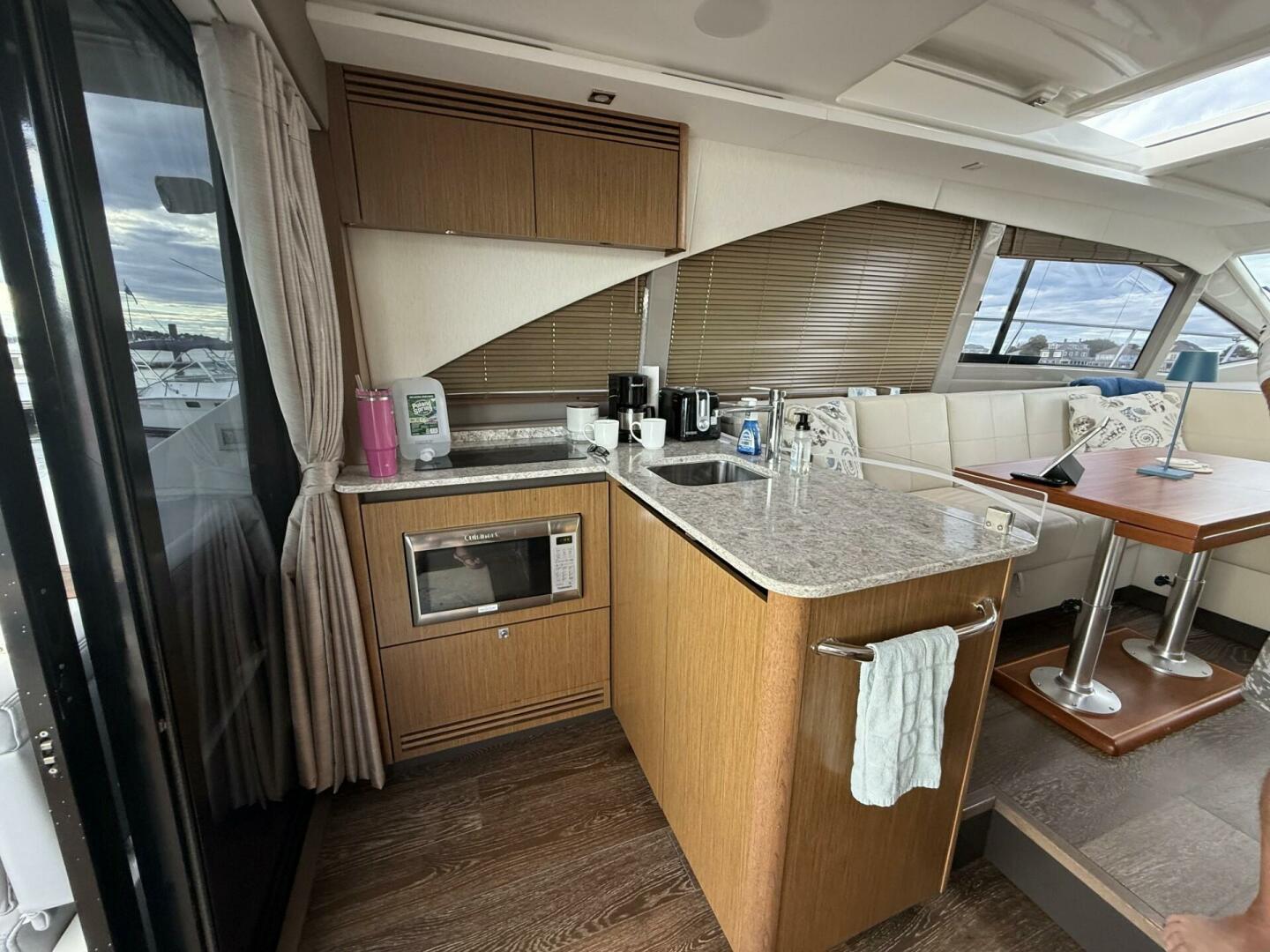 2018 Sea Ray 460 Sundancer - Image 8