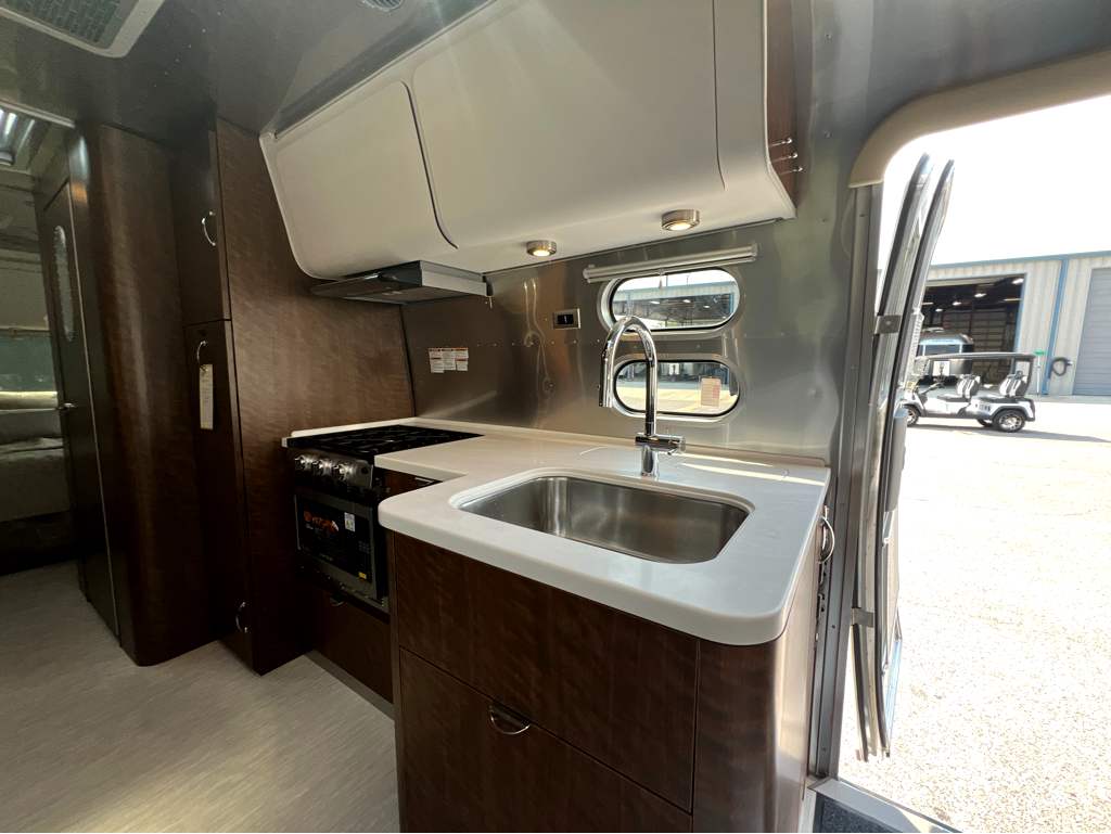 2026 AIRSTREAM GLOBETROTTER 27FBQ - Image 10