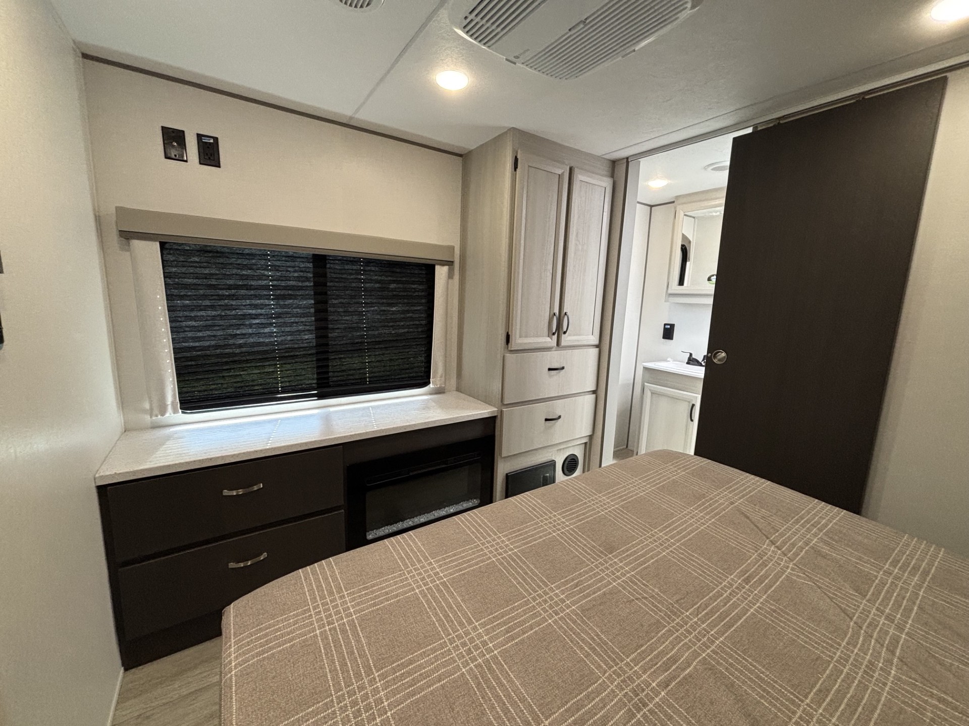 2027 Coachmen Catalina Legacy Edition 333DBDSCK - Image 17