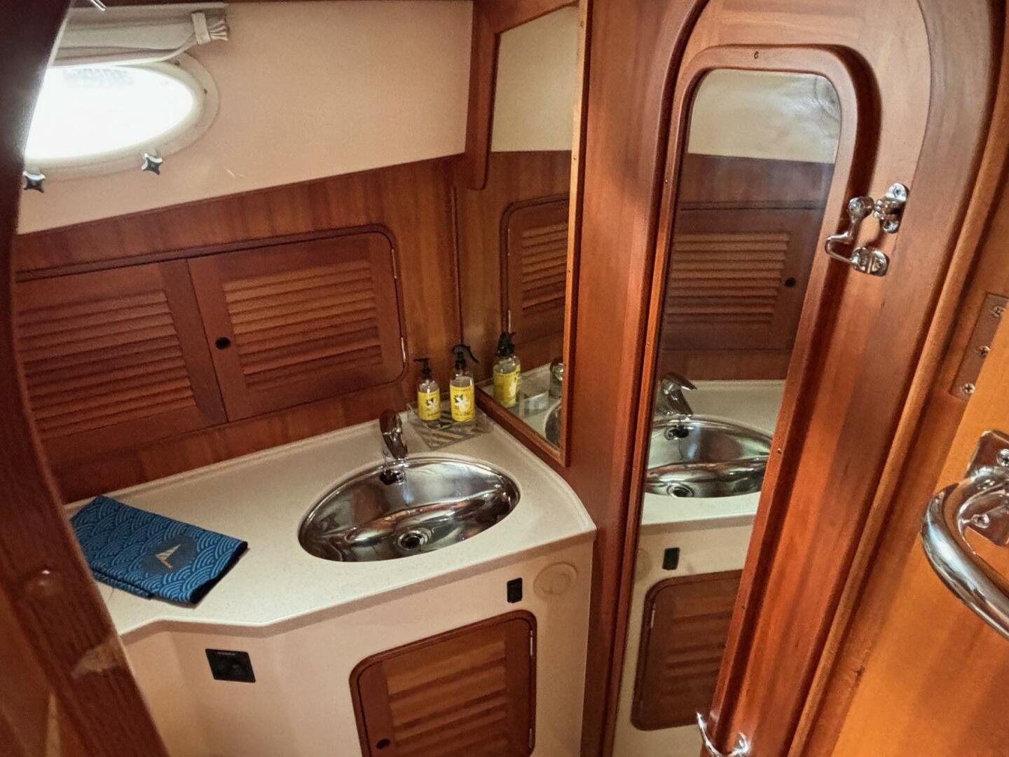 2005 Hinckley Talaria 44 Motor Yacht - Image 7