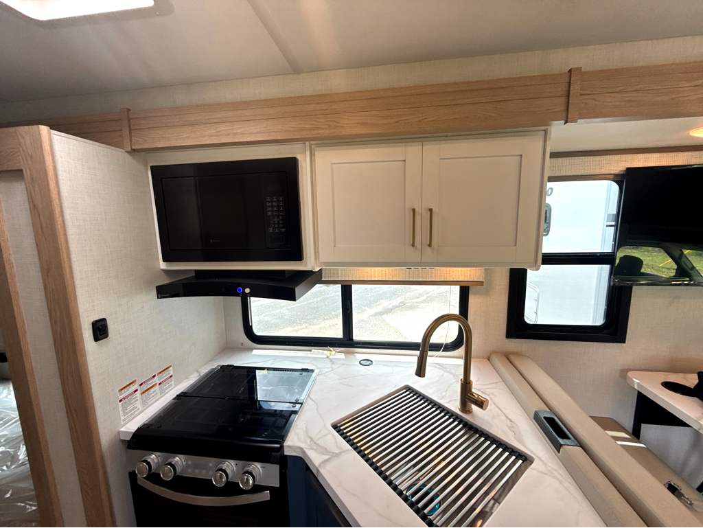 2027 THOR MOTOR COACH MAGNITUDE GA31 - Image 19