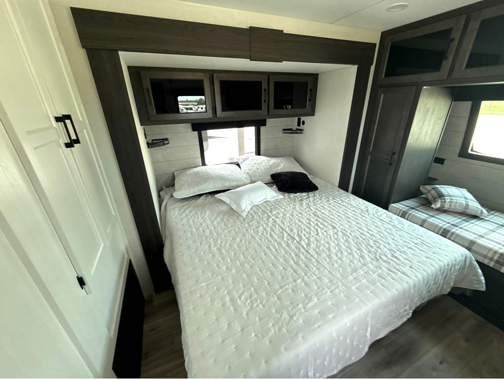 2026 VENTURE RV SPORTTREK 343VIB - Image 27