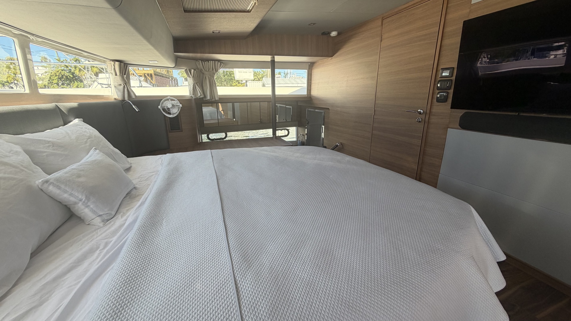 2025 Aquila 54 ENCLOSED BRIDGE - Image 46