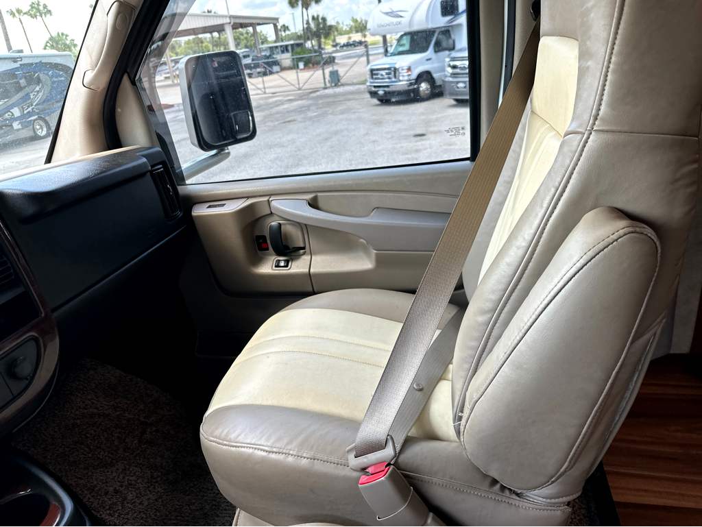 2013 COACHMEN CONCORD 300TS - Image 19