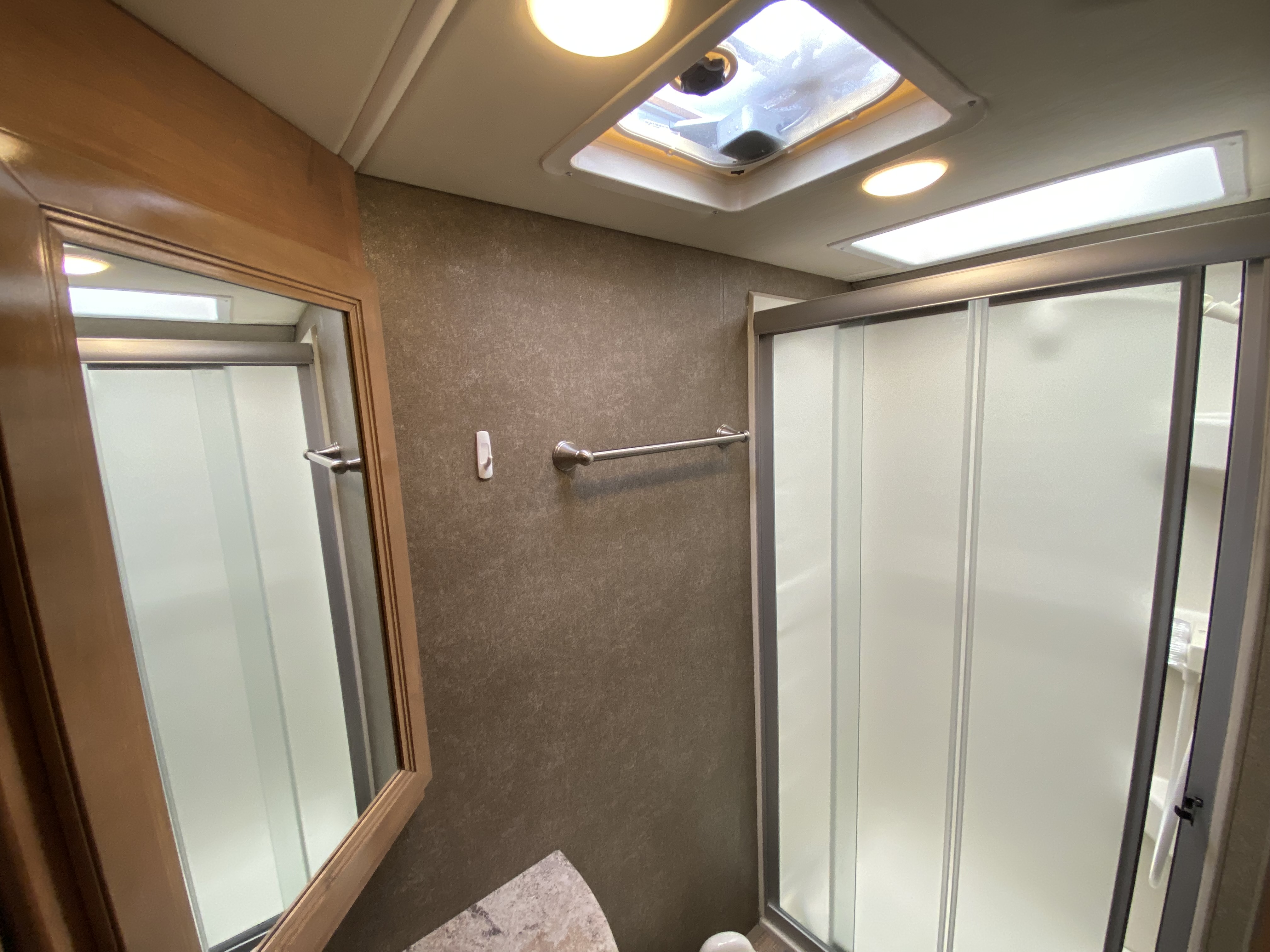 2019 THOR MOTOR COACH SYNERGY SS24 - Image 16