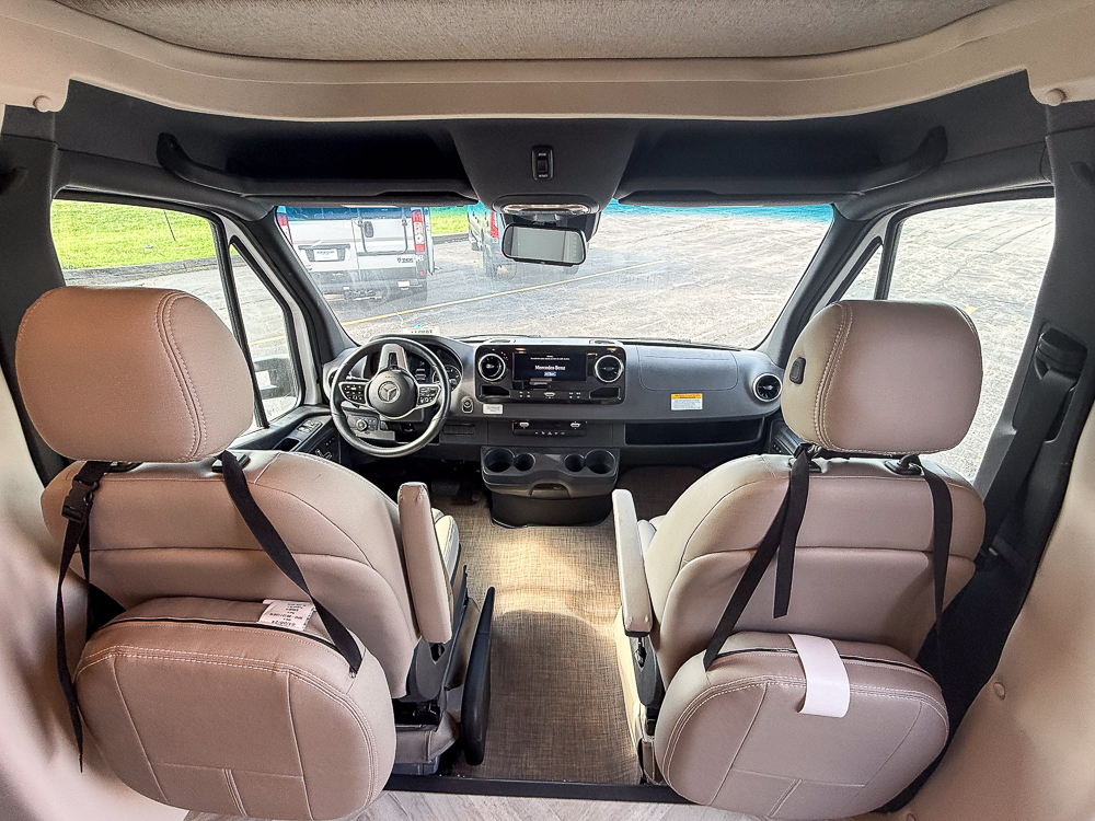 2025 THOR MOTORCOACH 24TT - Image 33
