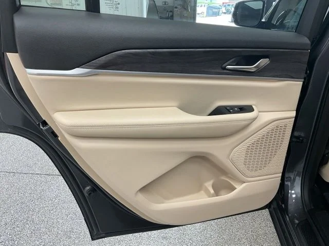 2025 Jeep Grand-Cherokee-L Laredo Altitude 4x4 - Image 20