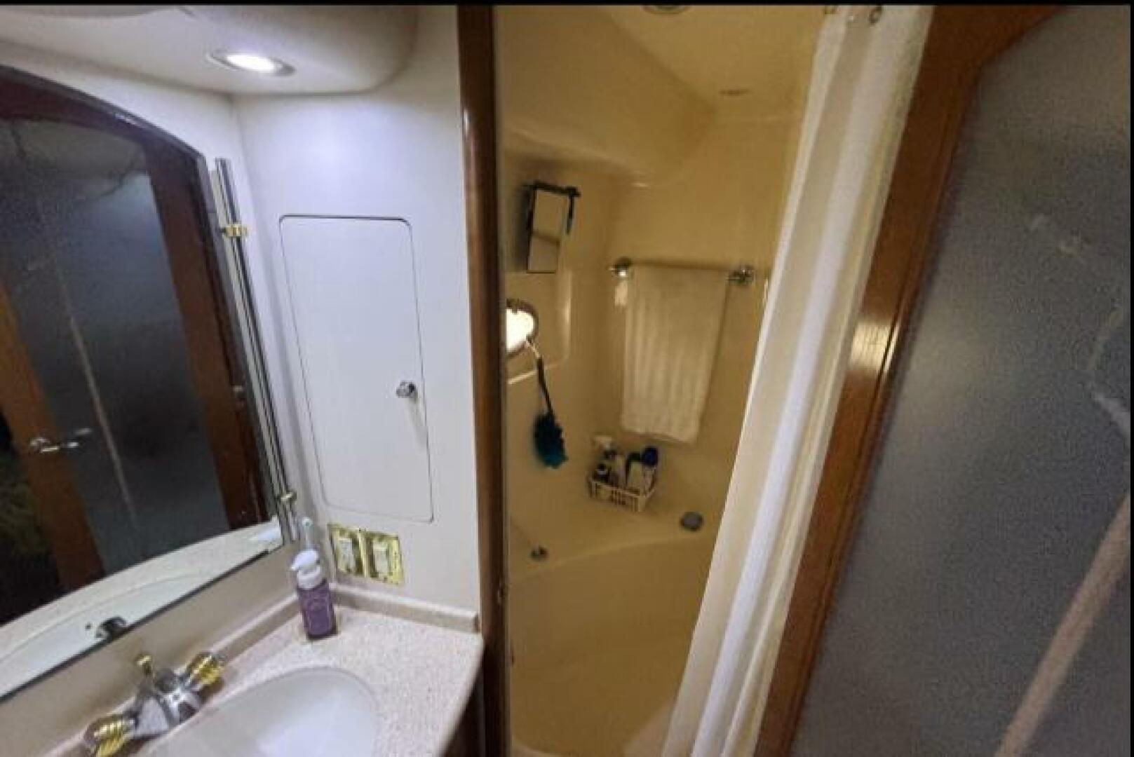 1998 Carver 530 Voyager - Image 30