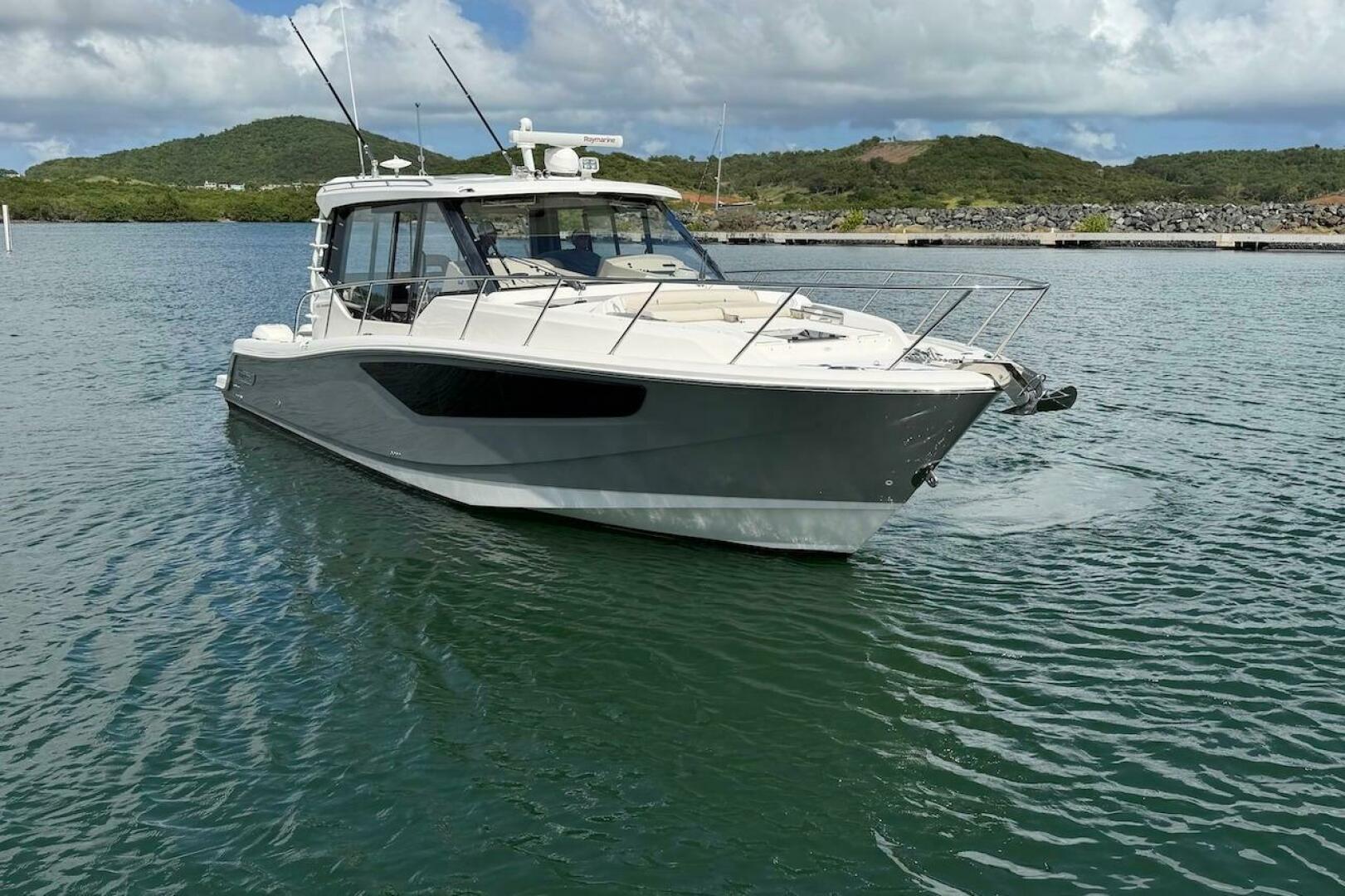 2021 Boston Whaler 405 Conquest - Image 7
