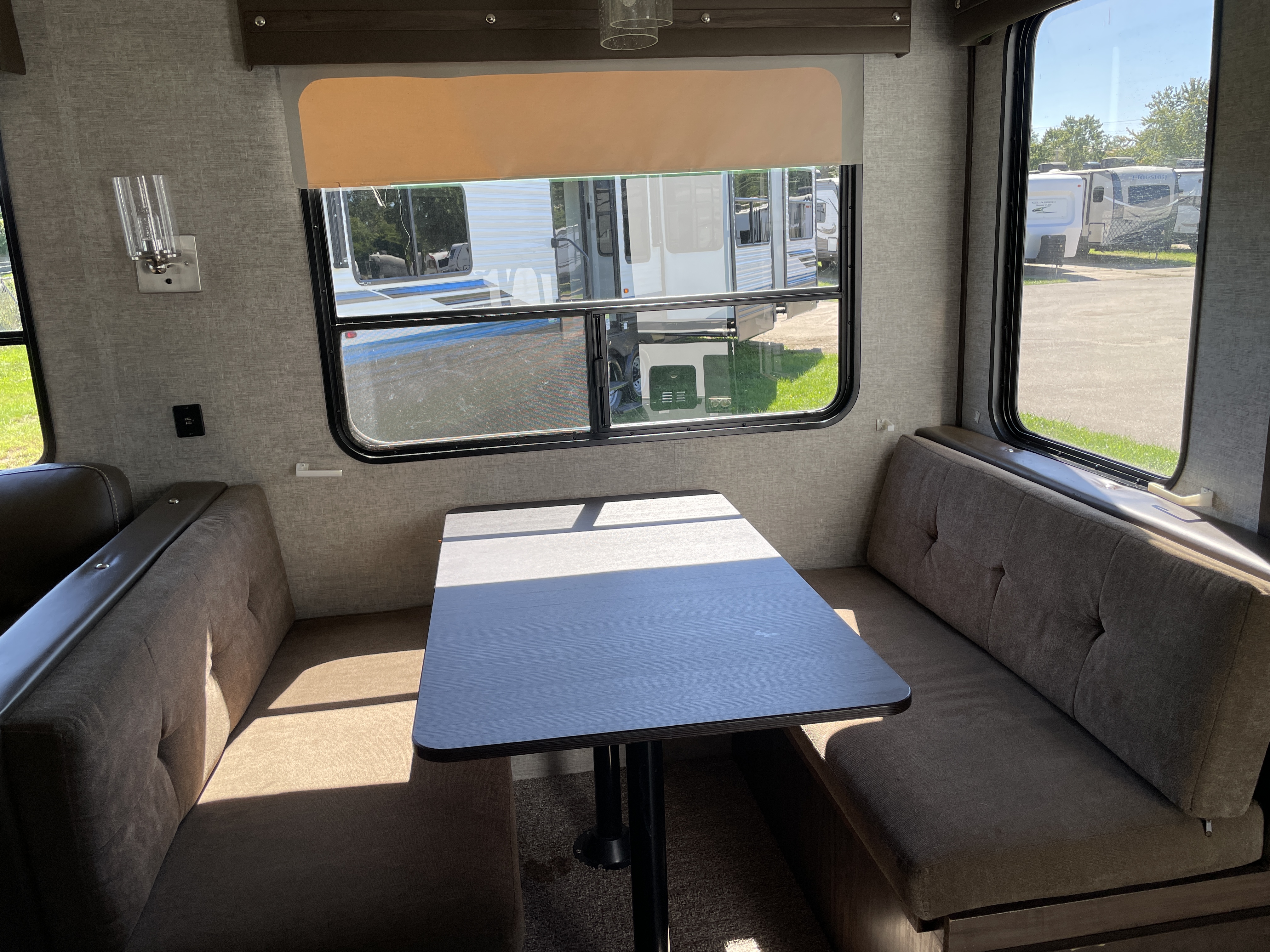 2018 Forest River Cherokee Arctic Wolf 265DBH8 - Image 11