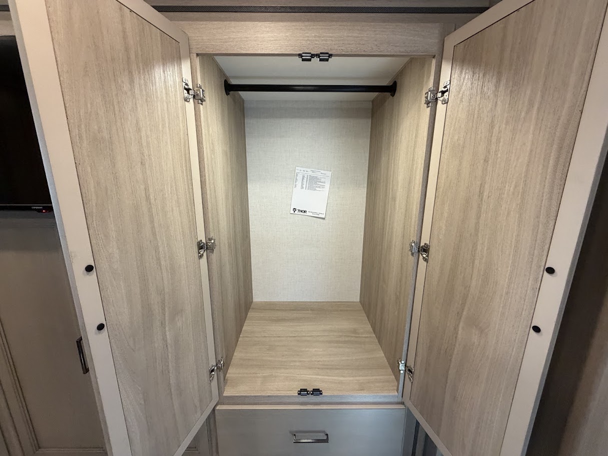 2027 THOR MOTOR COACH HURRICANE 36H - Image 33