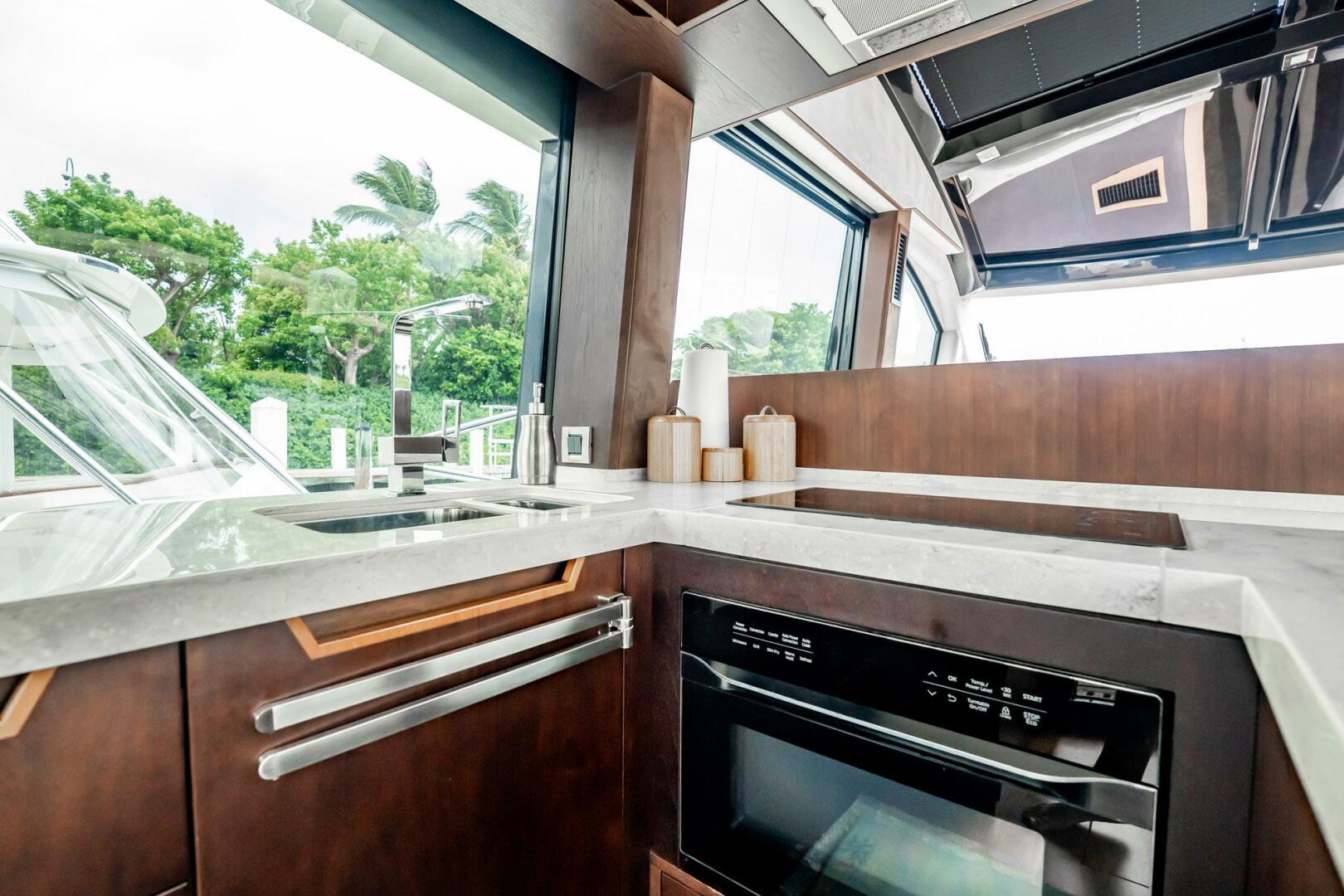 2017 Galeon 510 Skybridge - Image 12