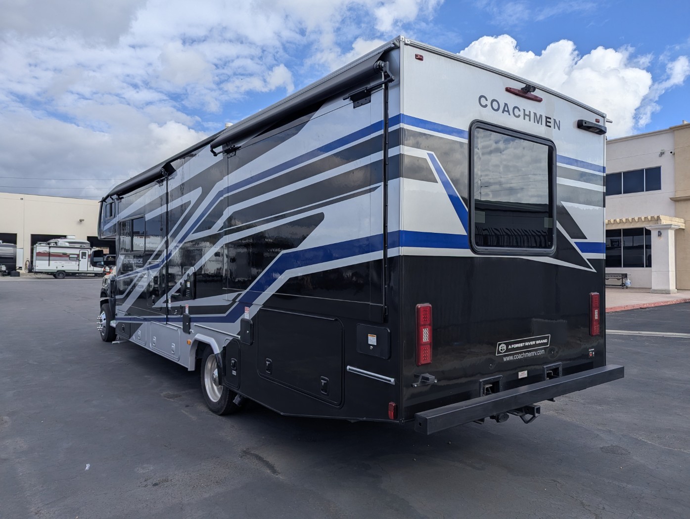 2026 Coachmen Entourage 330DS - Image 4