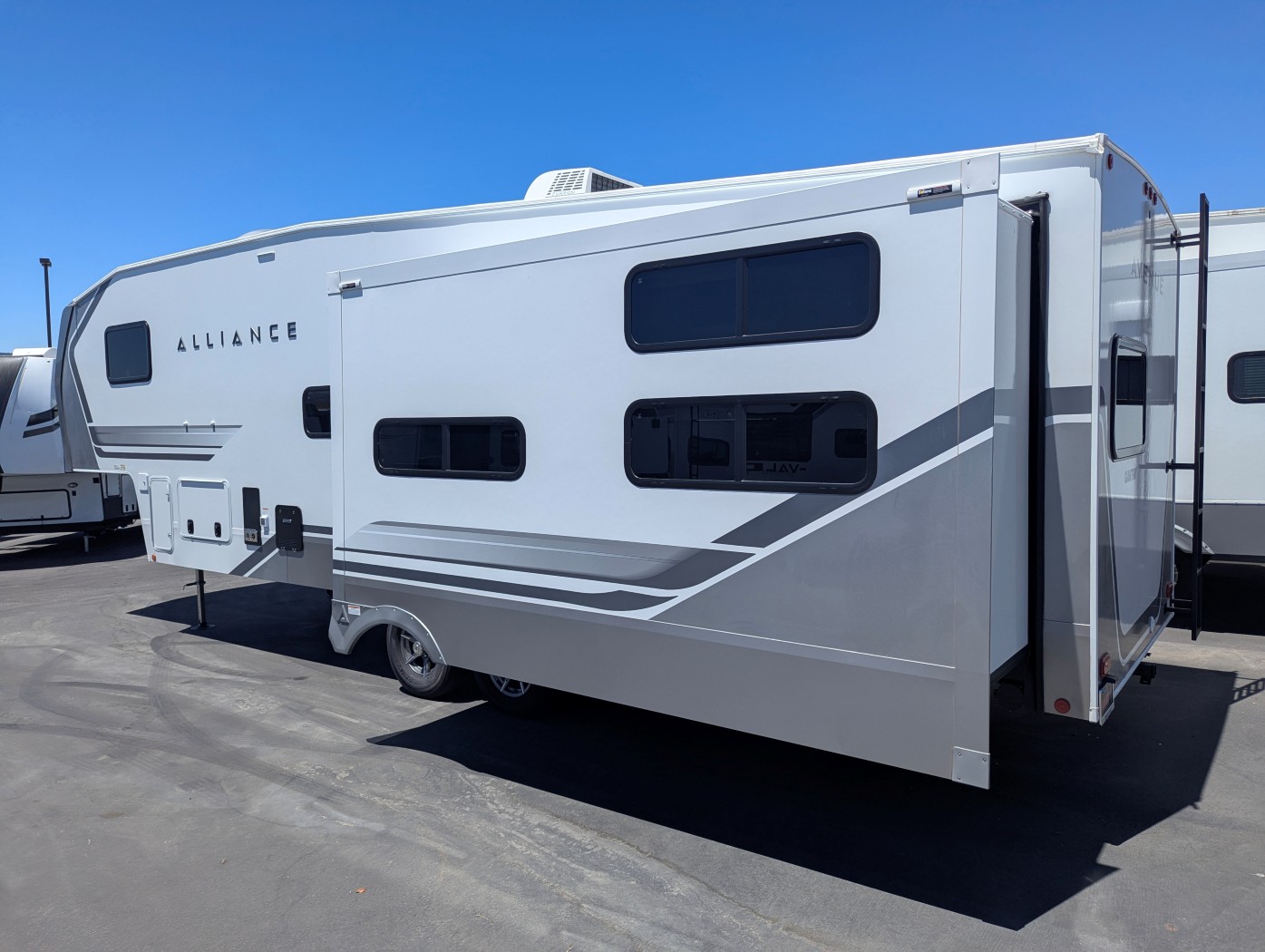 2027 Alliance RV Avenue 30BH - Image 12