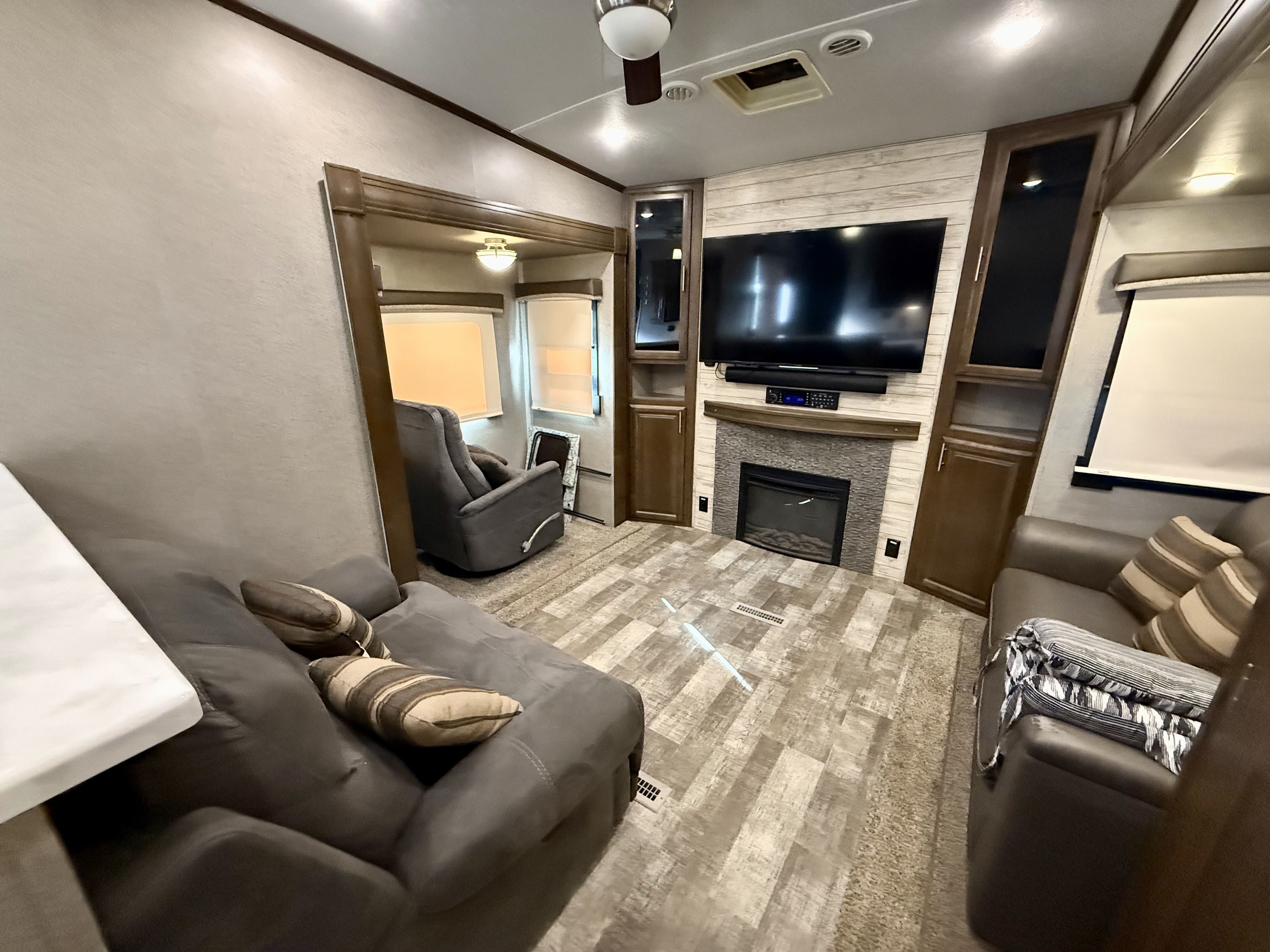 2019 Forest River Rockwood Signature Ultra Lite 8298WS - Image 7