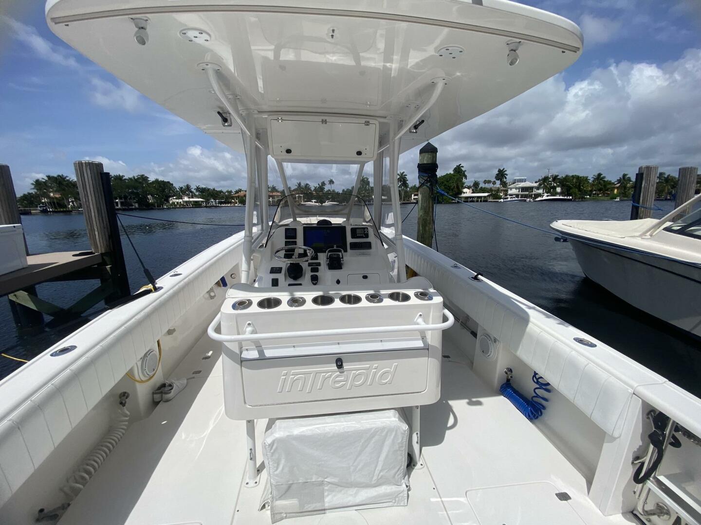 2006 Intrepid 370 - Image 15