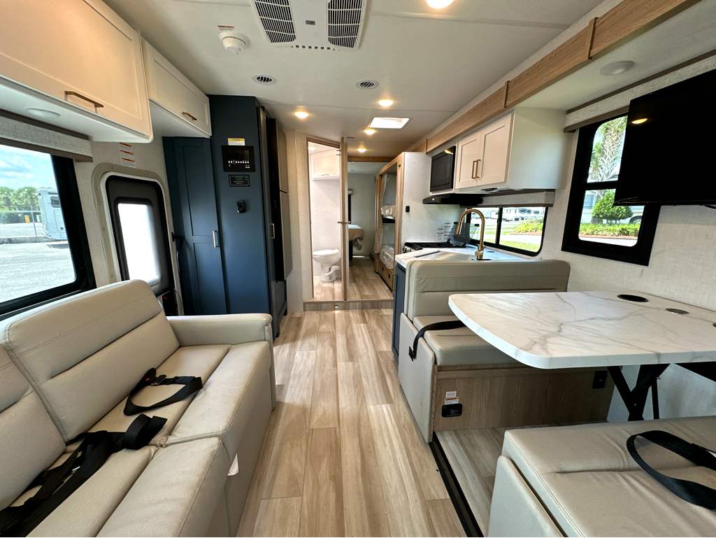2027 THOR MOTOR COACH MAGNITUDE GA31 - Image 10