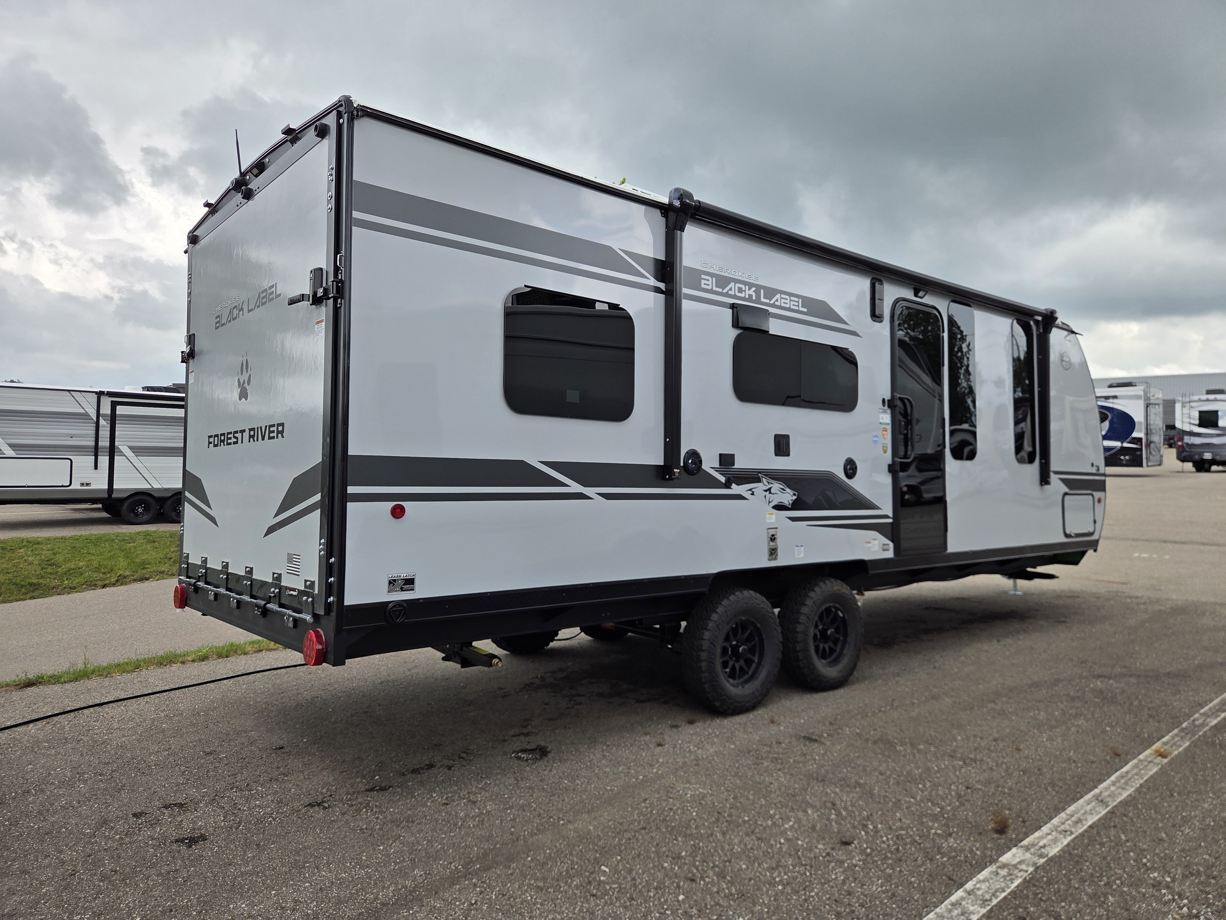 2027 Forest River Cherokee Grey Wolf Black Label 22RRBL - Image 2