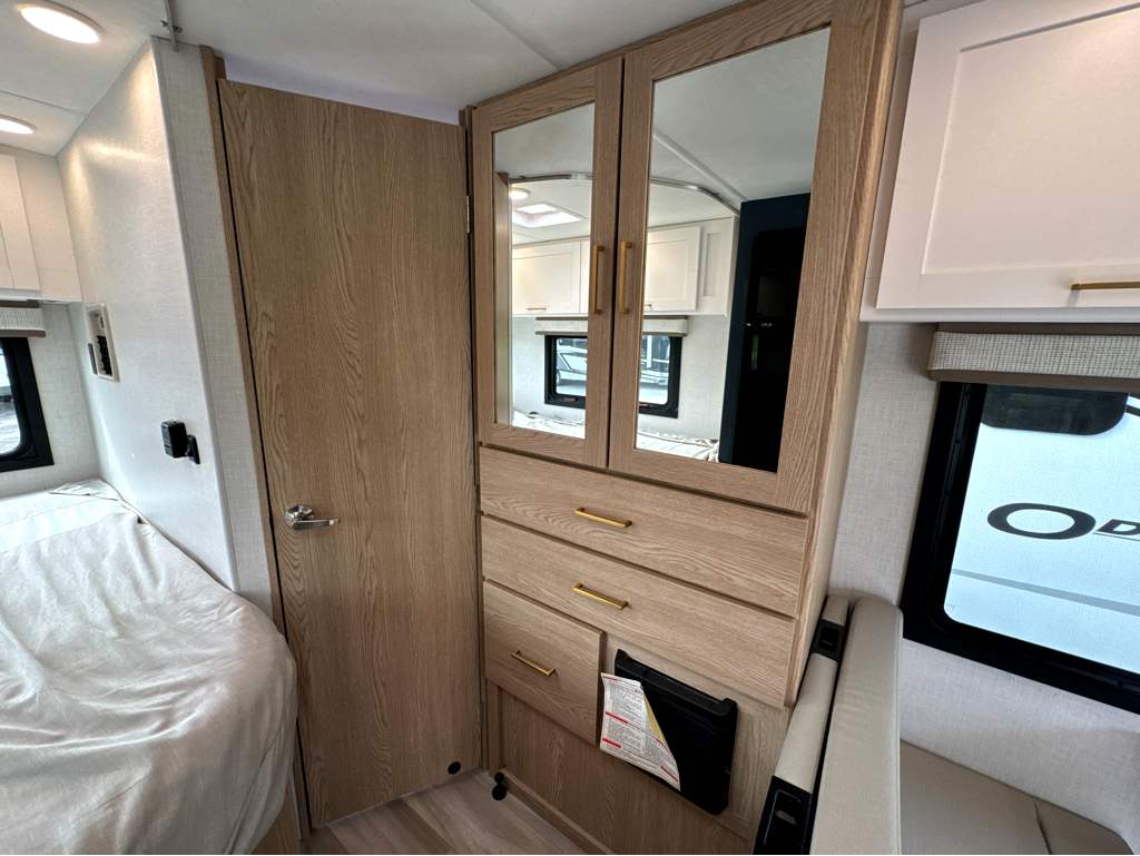 2027 THOR MOTOR COACH MAGNITUDE GA21 - Image 11