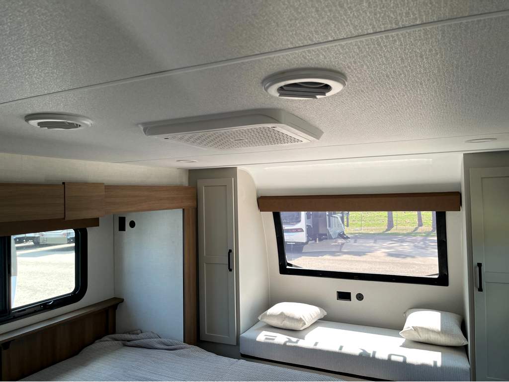 2027 VENTURE RV SPORTTREK 353VIK - Image 25