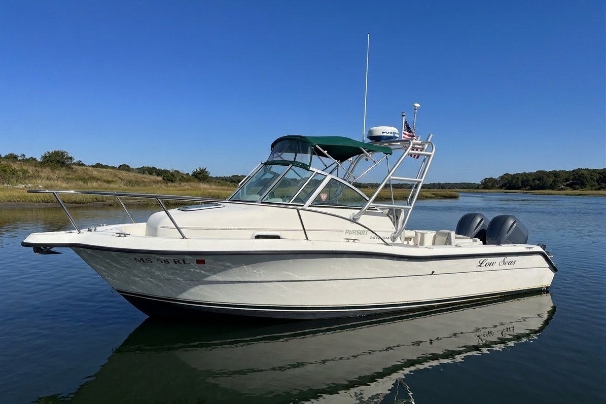 1999 Pursuit 2470 Walkaround - Image 1