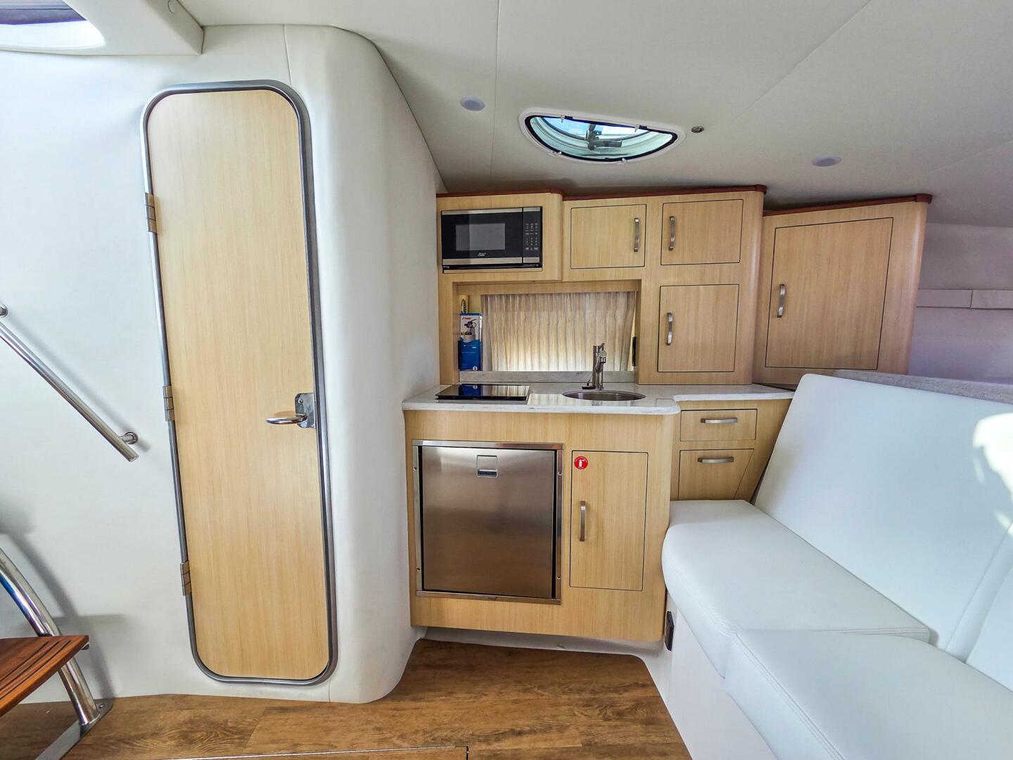 2026 Regal 33 XO Base - Image 28