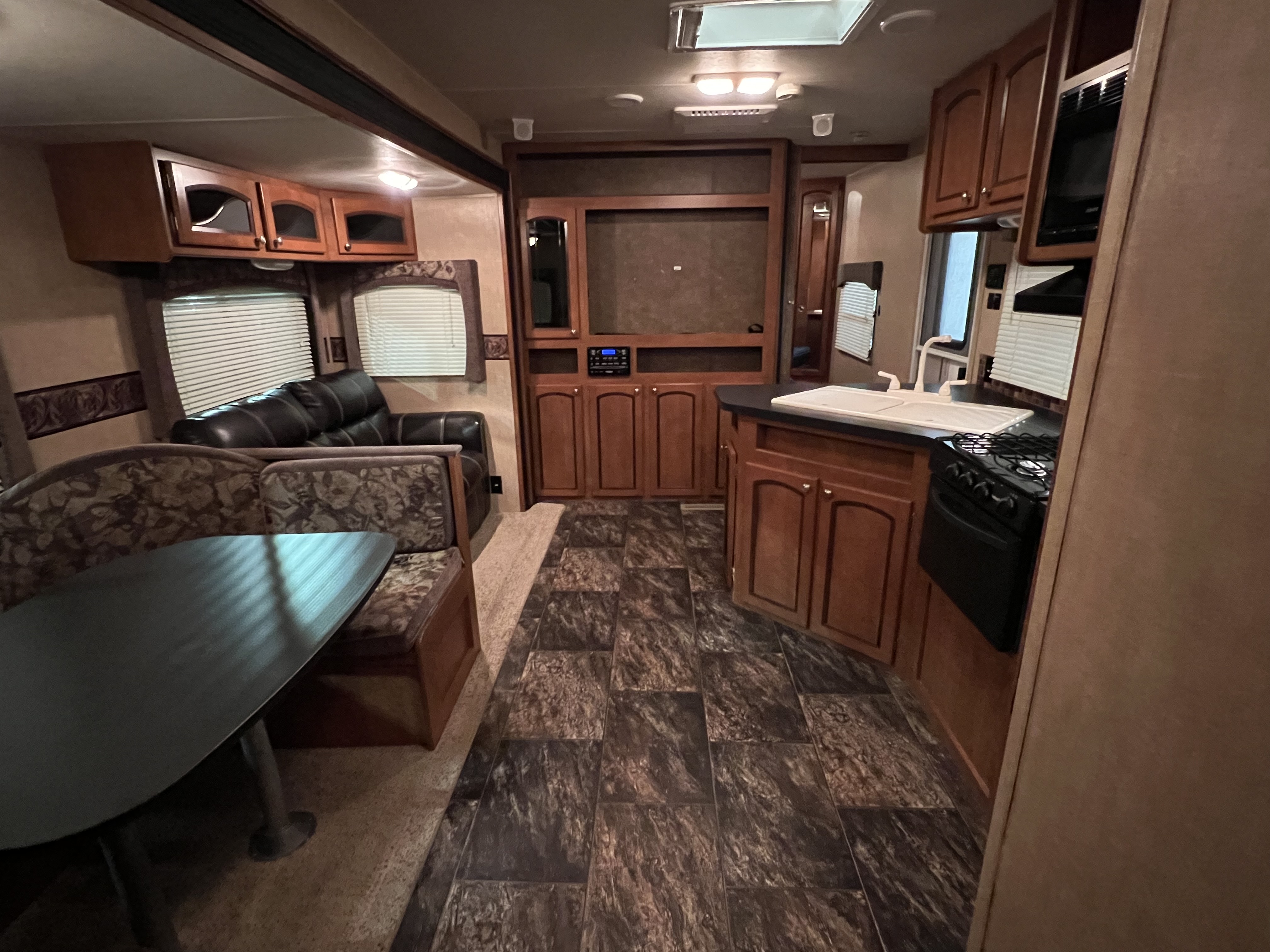 2011 SHASTA REVERE 32BHDS HMS - Image 3