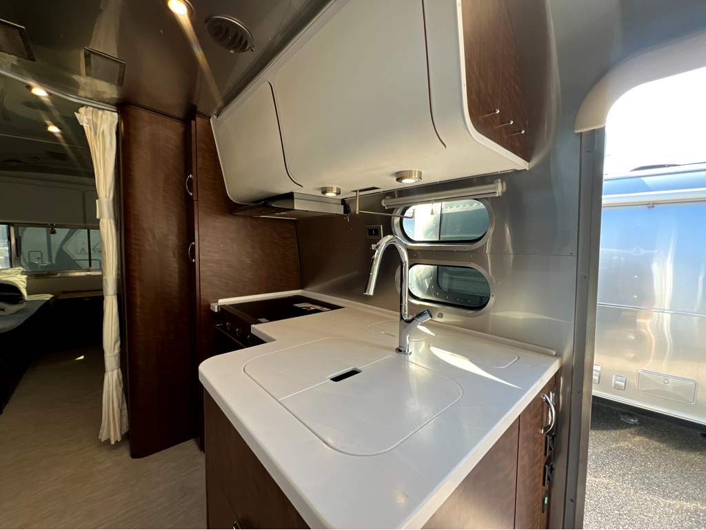2022 AIRSTREAM GLOBETROTTER 25FBT - Image 9