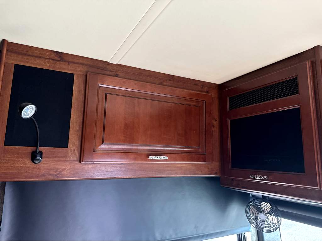 2014 Fleetwood DISCOVERY 40E - Image 12