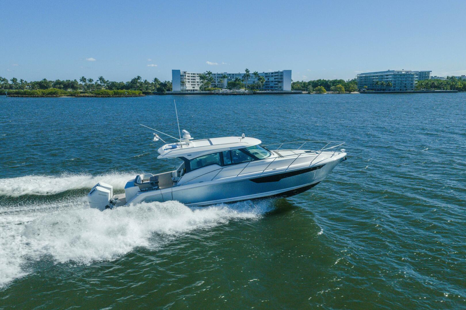 2025 Tiara Yachts 43 LE - Image 60