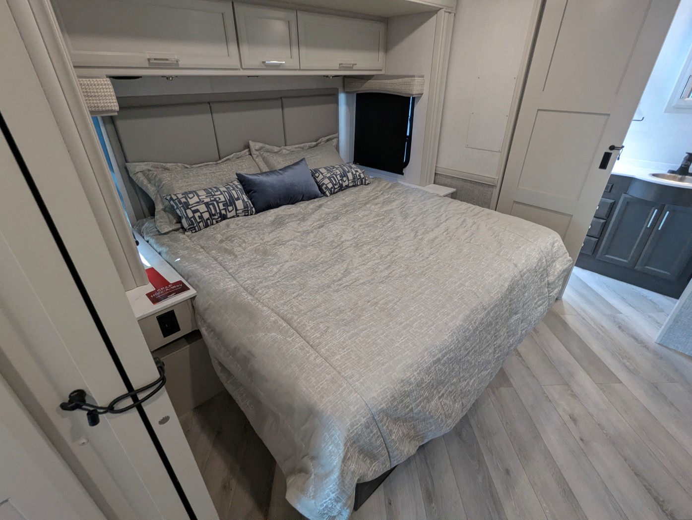 2026 Holiday Rambler Invicta 33HB - Image 22