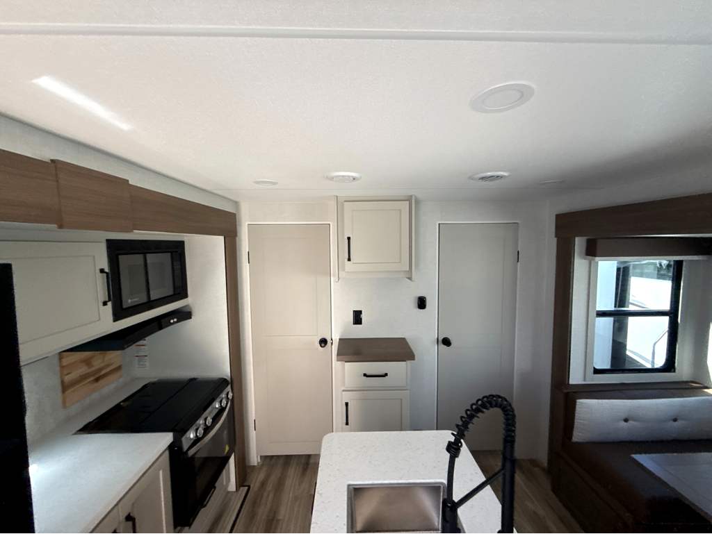 2027 VENTURE RV SPORTTREK 333VIK - Image 10