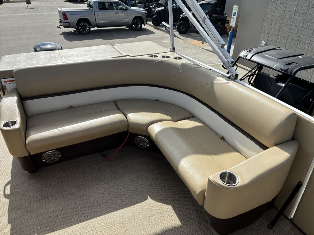 2015 Larson Escape 2200 RT - Image 21