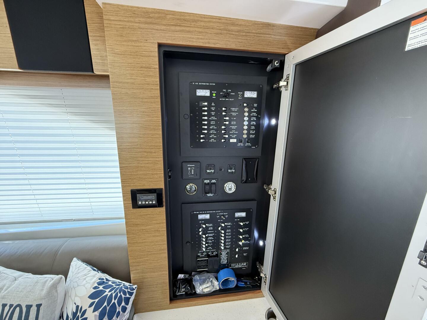 2014 Cruisers Yachts 45 Cantius - Image 17