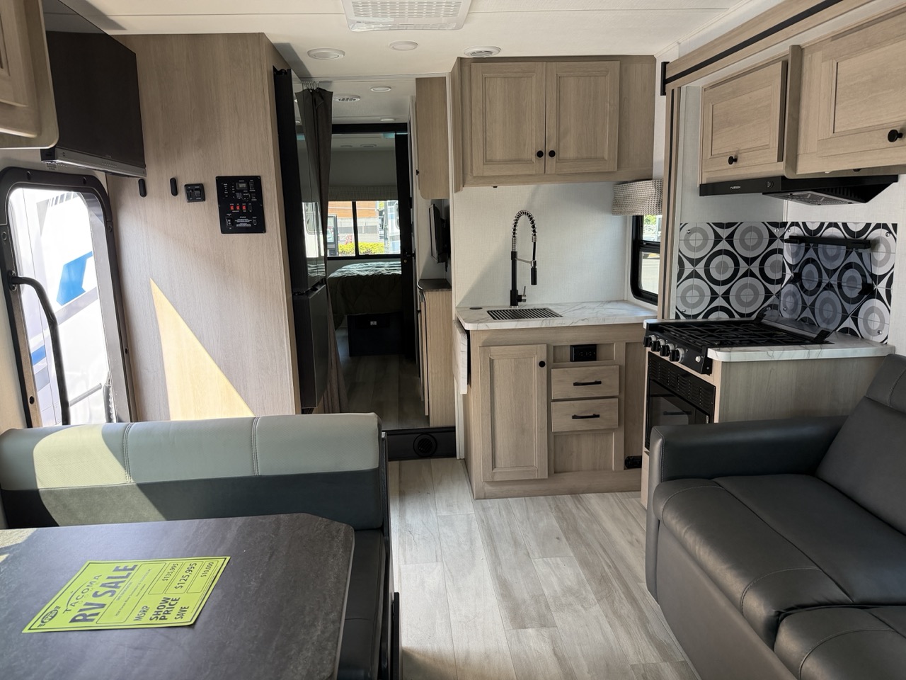 2026 Forest River Sunseeker LE 3250DSLEX - Image 6