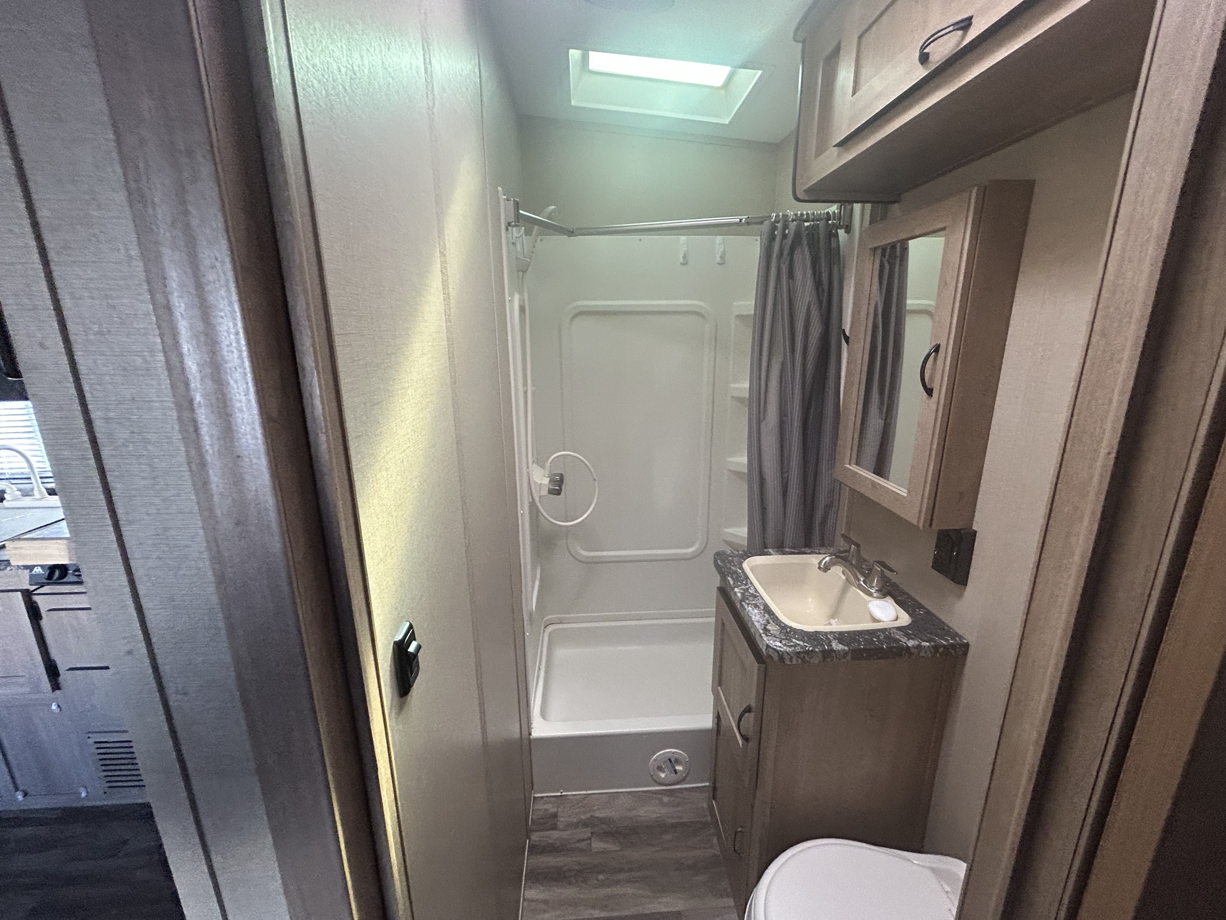 2016 Coachmen Adrenaline 26CB - Image 9