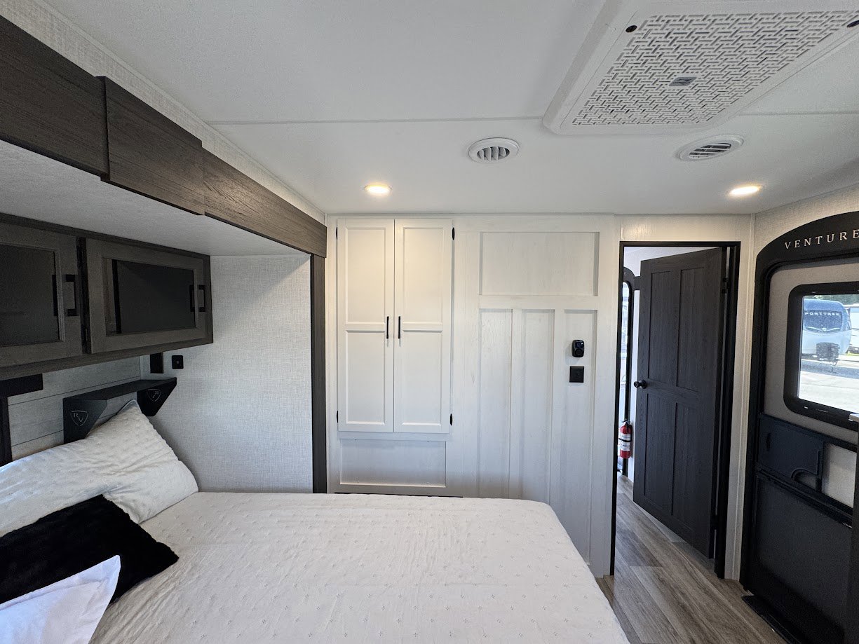 2026 VENTURE RV SPORTTREK 333VMI - Image 59