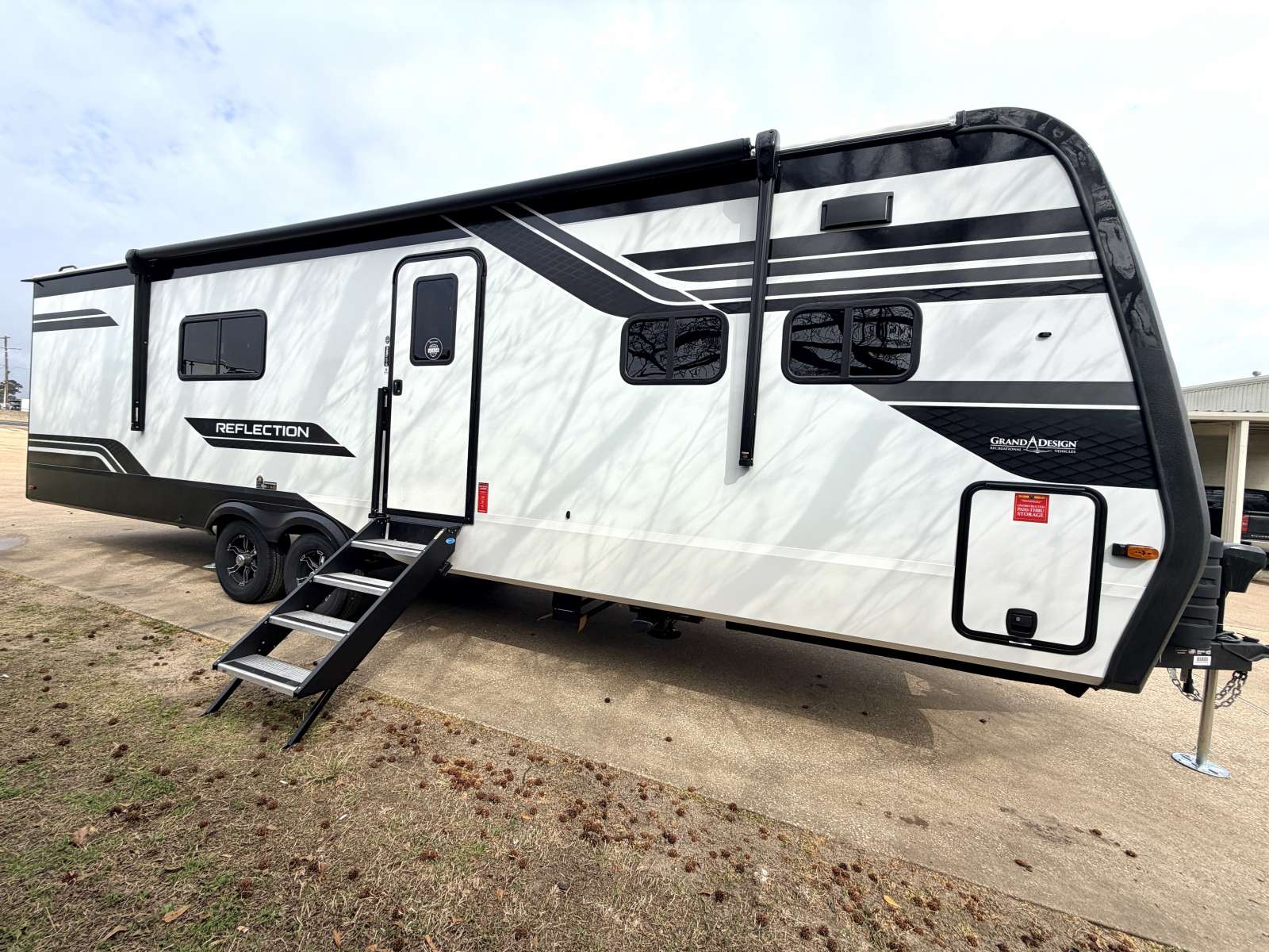 2026 Grand Design Reflection Travel Trailer 322FKTS - Image 7