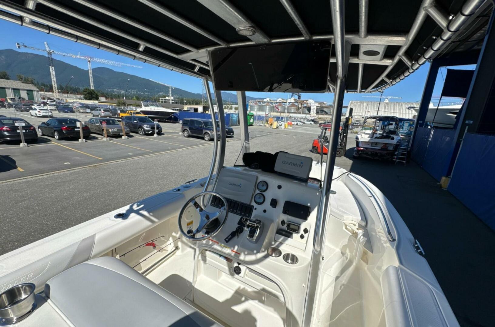 2014 Boston Whaler 220 OUTRAGE Base - Image 10
