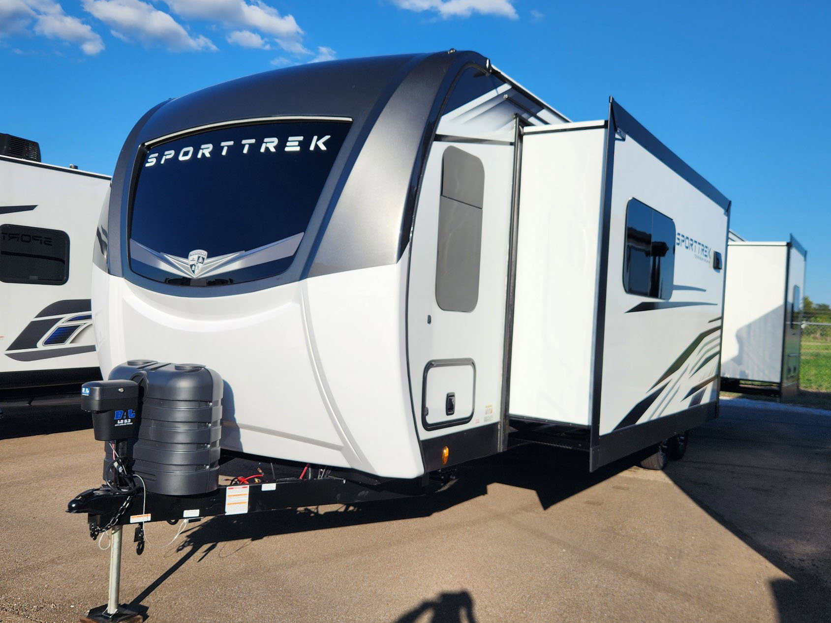 2026 VENTURE RV SPORTTREK 333VMI - Image 2