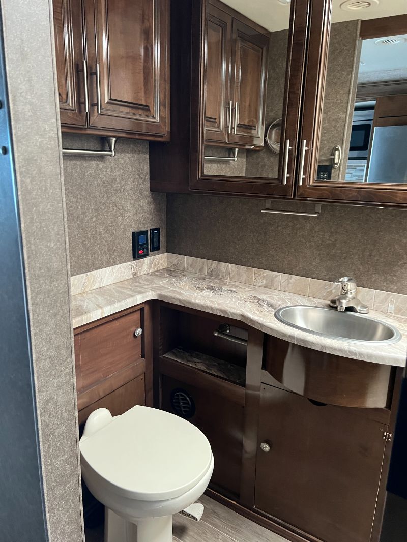2020 Thor Motor Coach Miramar 32.2 - Image 18