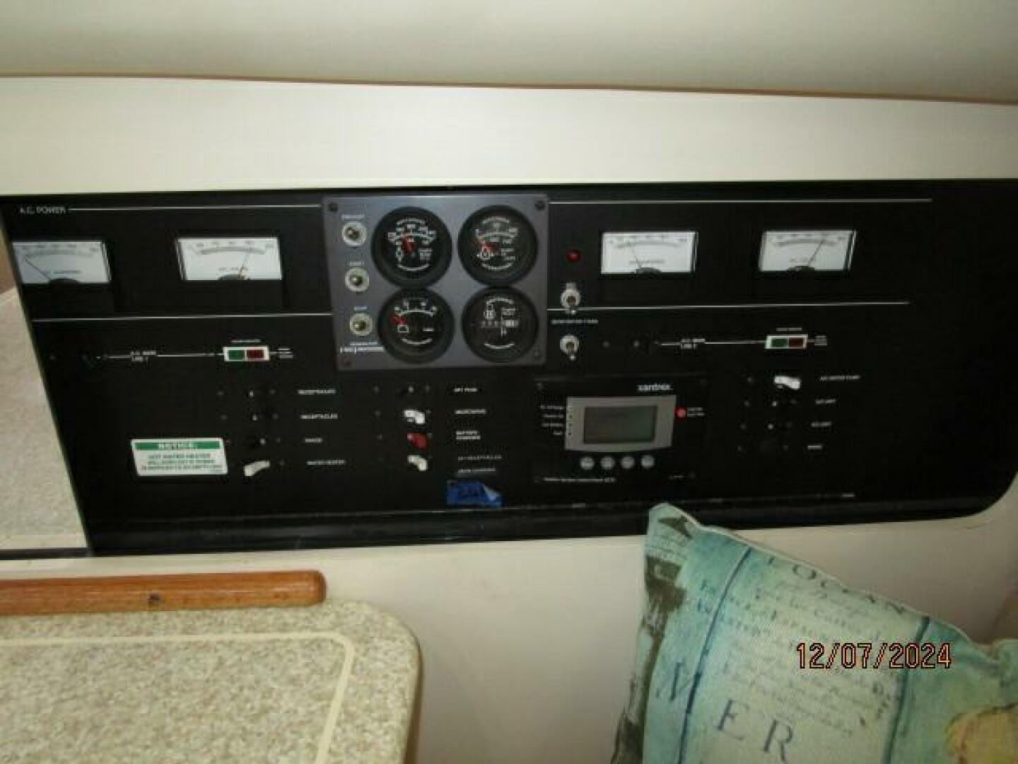 1999 Carver 40 Cockpit - Image 61