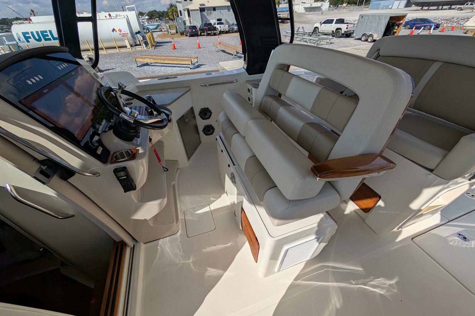 2024 Boston Whaler 350 Realm - Image 3