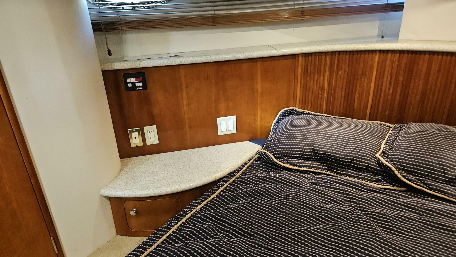 2000 Carver 450 Voyager - Image 33